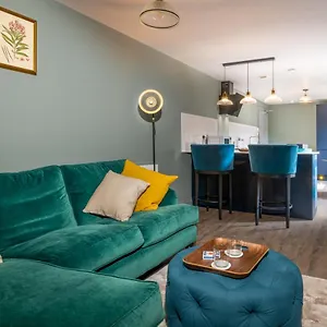 Stylish 1 Bed Apartment Bath