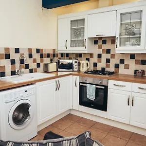 Barroon Castle Apartments: Traditional Near East Midlands Airport Apartment Castle Donington